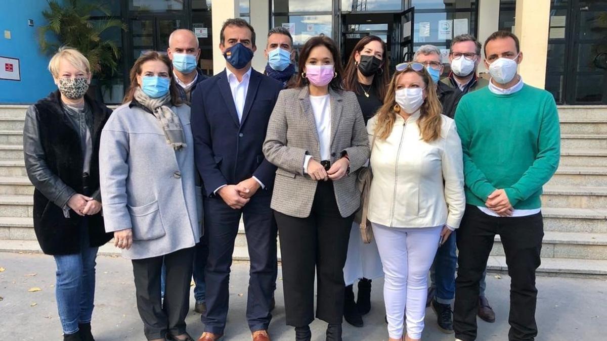 Avelina González, a la derecha de Margarita del Cid, durante el anuncio de la moción de censura en Torremolinos.