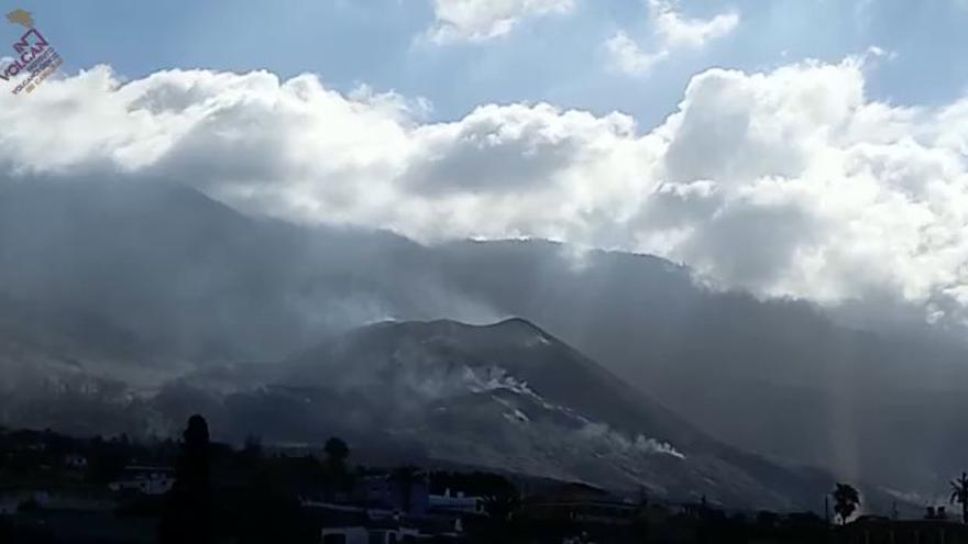 El volcán de La Palma visto este miércoles desde el embalse Dos Pinos
