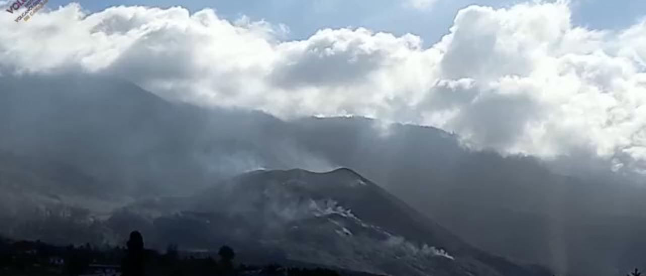 El volcán de La Palma visto este miércoles desde el embalse Dos Pinos