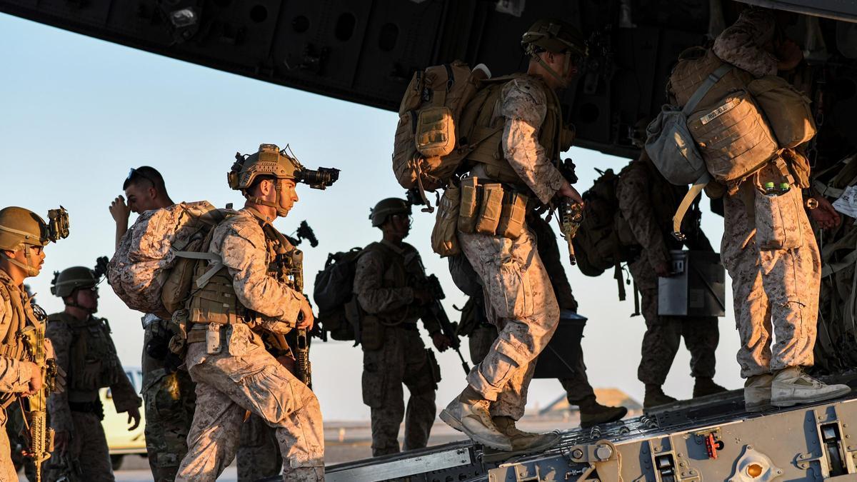 Tropas estadounidenses se preparan para volar hacia el aeropuerto de Kabul.