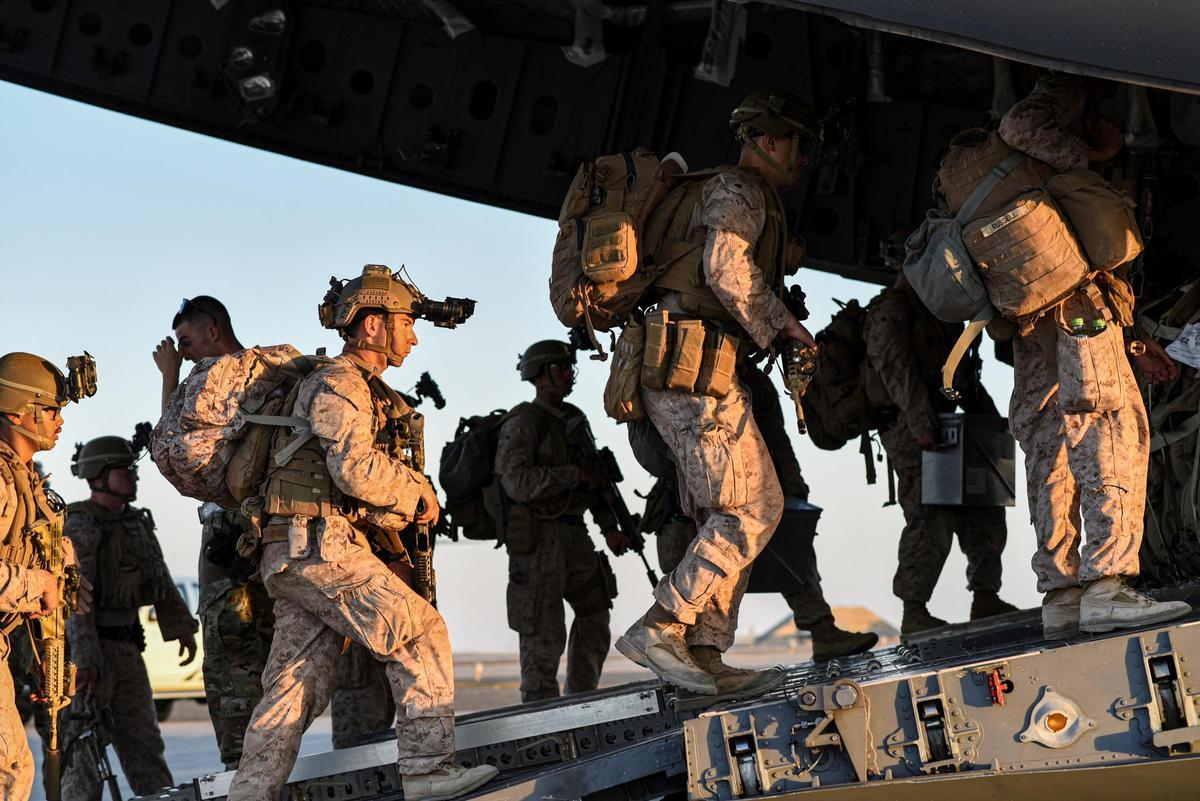Tropas estadounidenses se preparan para volar hacia el aeropuerto de Kabul.