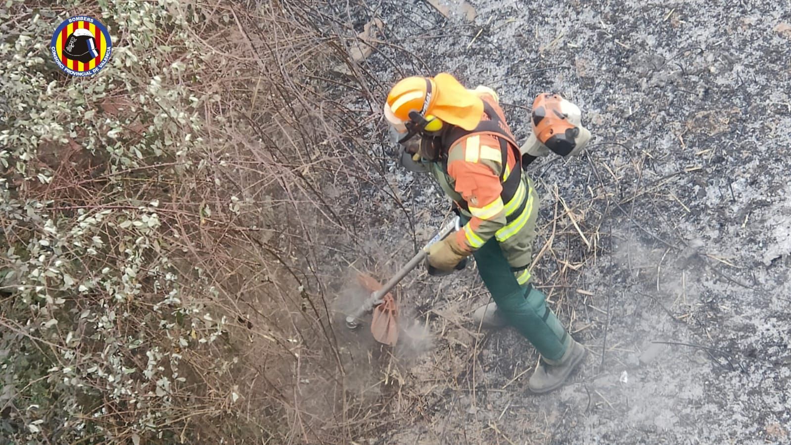 Un bombero trabaja en el incendio forestal de Alzira.