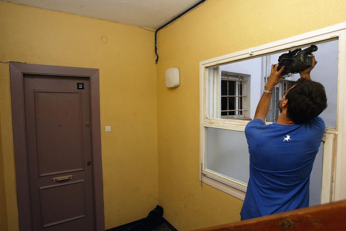 Los Mossos d’Esquadra trasladan a Remedios S. S., acusada de asesinar a cuatro ancianas, ante la puerta de su domicilio en la calle Mossèn Quintí Mallofré de Barcelona, el 5 de julio de 2006.