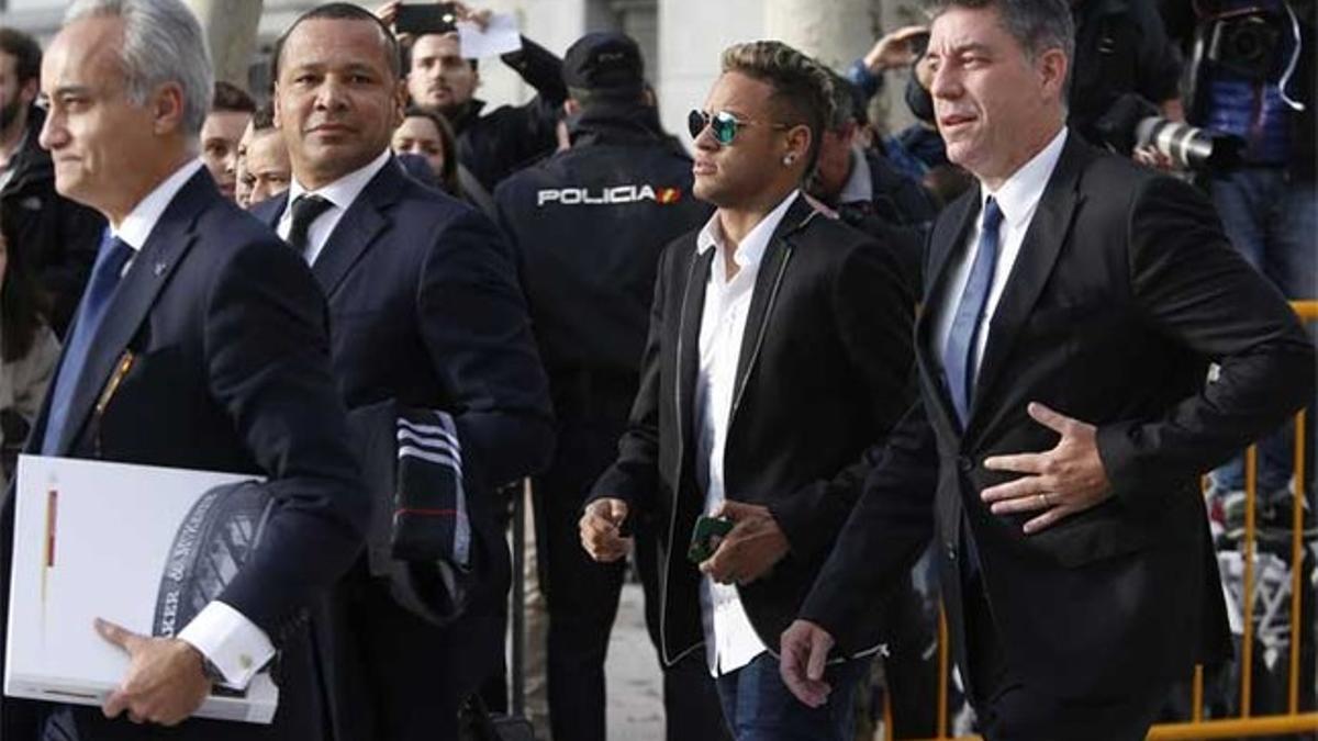 Neymar Junior y su padre, a la llegada a la Audiencia Nacional