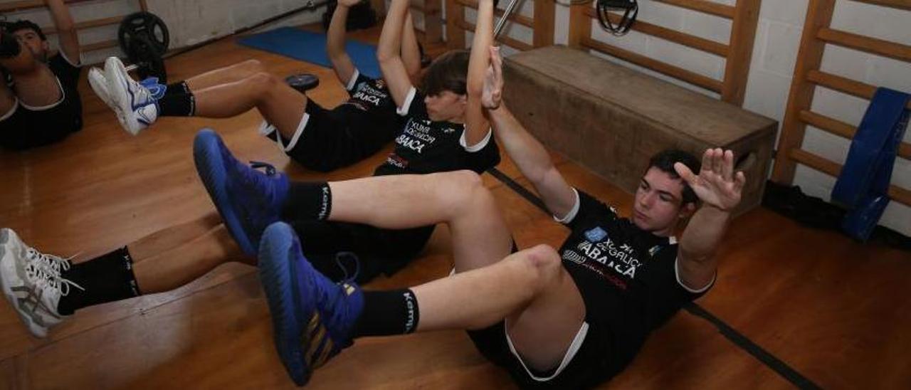 Azurmendi y Gael ejercitándose en el gimnasio del pabellón de O Gatañal. |  // SANTOS ÁLVAREZ