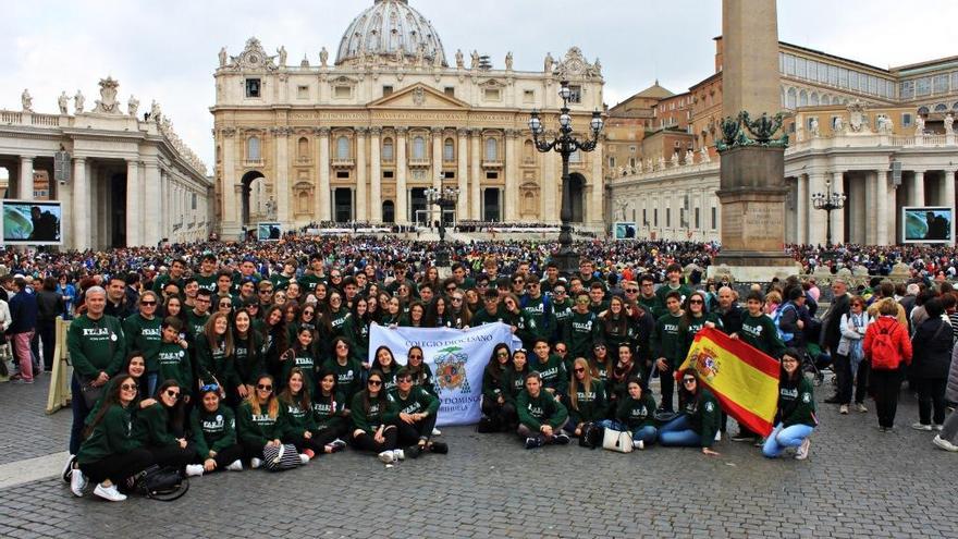 Imagen de los asistentes en la Plaza de San Pedro de Roma.