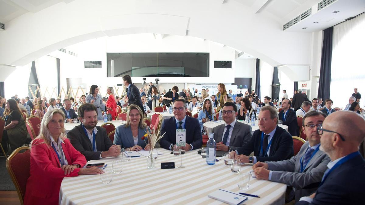 Las autoridades, en el inicio de la jornada cerámica de PortCastelló.