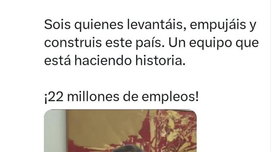 Sánchez, vestido de la selección nacional de fútbol, presume de los 22 millones de cotizantes a la Seguridad Social