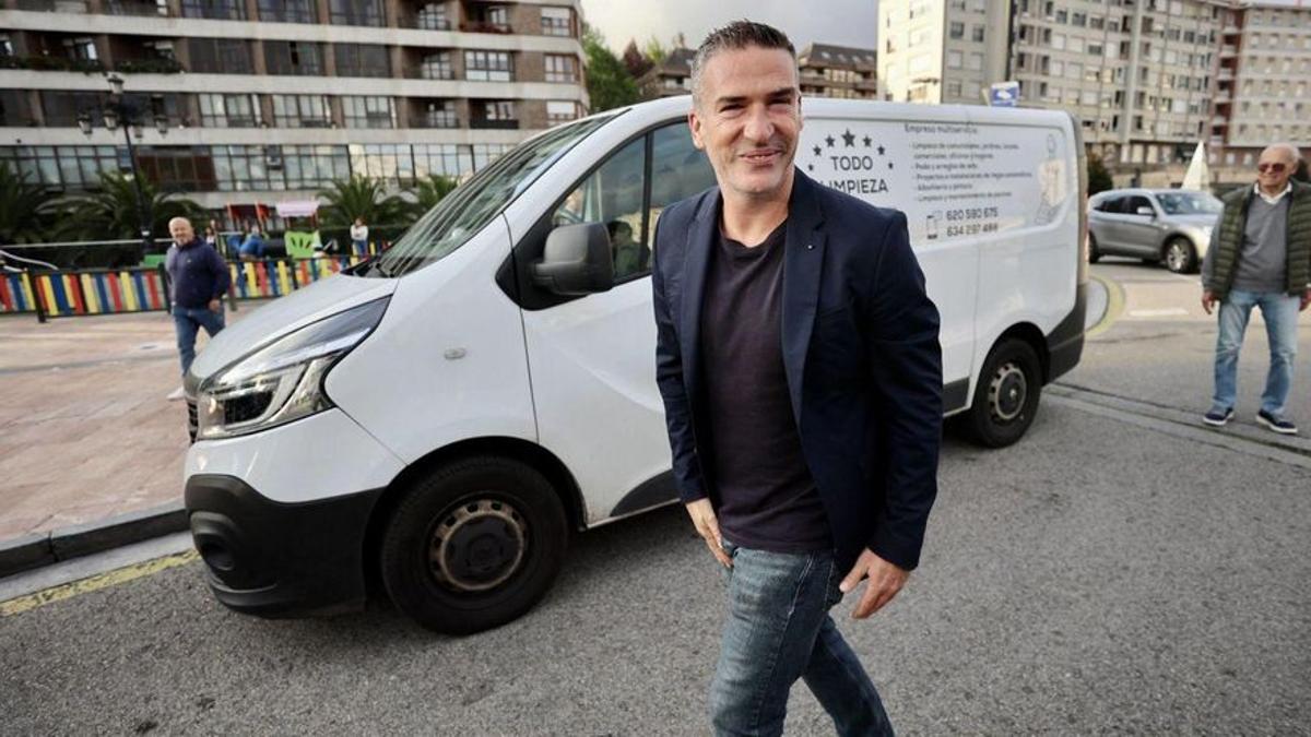 Carrión, ayer, a su llegada a Oviedo. | IRMA COLLÍN