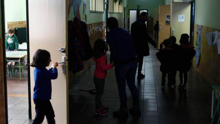 Alumnos del colegio Gesta II, en uno de los pasillos del centro escolar.