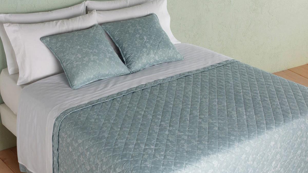 Edredones El Corte Inglés | Este modelo en tonos azules y con flores es ideal para un dormitorio clásico