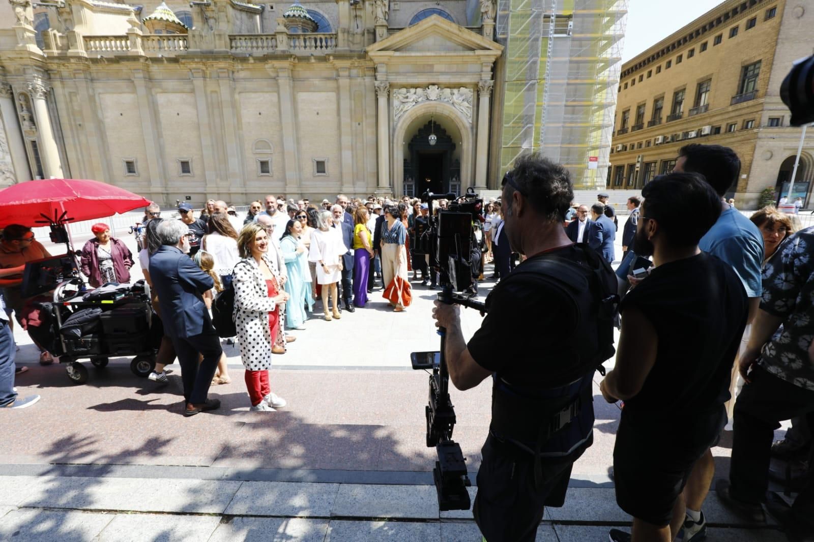 En imágenes | Expectación en la plaza del Pilar de Zaragoza por el rodaje del 'remake' de 'Salida de misa de doce'
