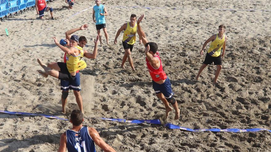 Málaga vive el balonmano playa en Sacaba Beach