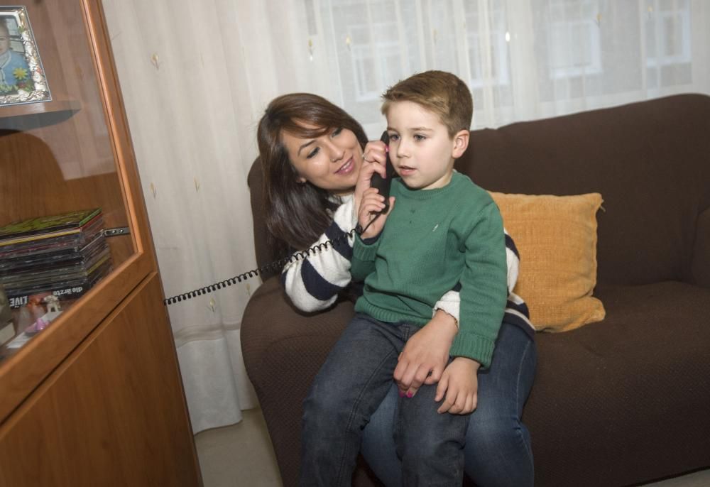 Lionel y su madre, Cintia López, en su casa.