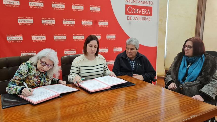 María Ángeles González, Patricia Suárez, Julián Valdavida y Mercedes Vieites, durante la firma del convenio.