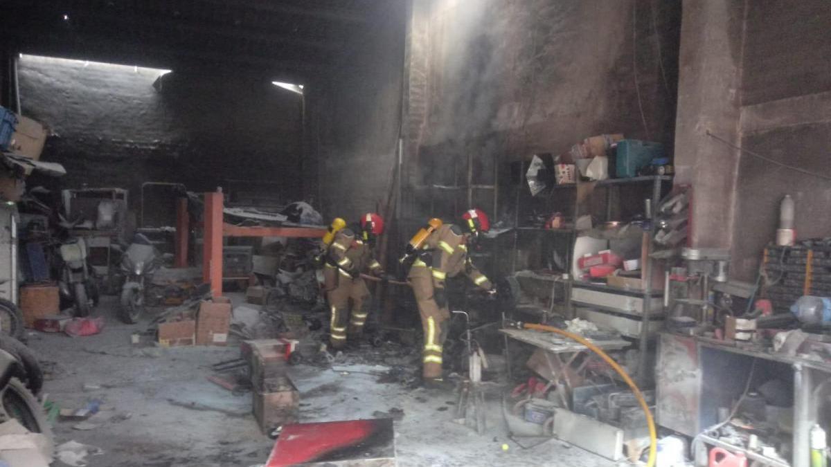 Bomberos extingue un incendio en un taller de Andorra