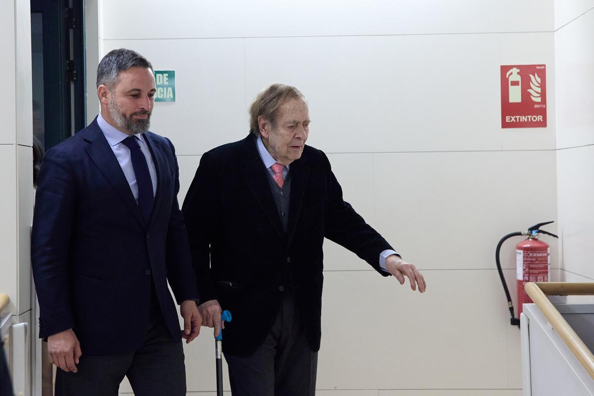 El presidente de VOX, Santiago Abascal (i), y el candidato de la moción de censura, el profesor Ramón Tamames (d), a su llegada a una comparecencia ante los medios en el Congreso de los Diputados