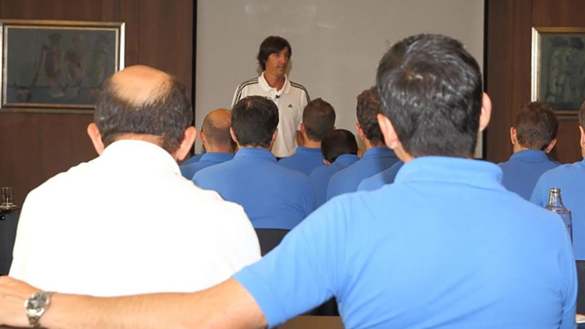 Javier Enríquez imparte una charla a los árbitros españoles.