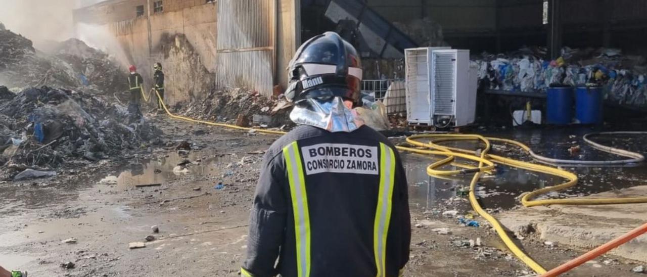 Bomberos de Benavente sofocando un fuego en una nave de la comarca. | Cedida
