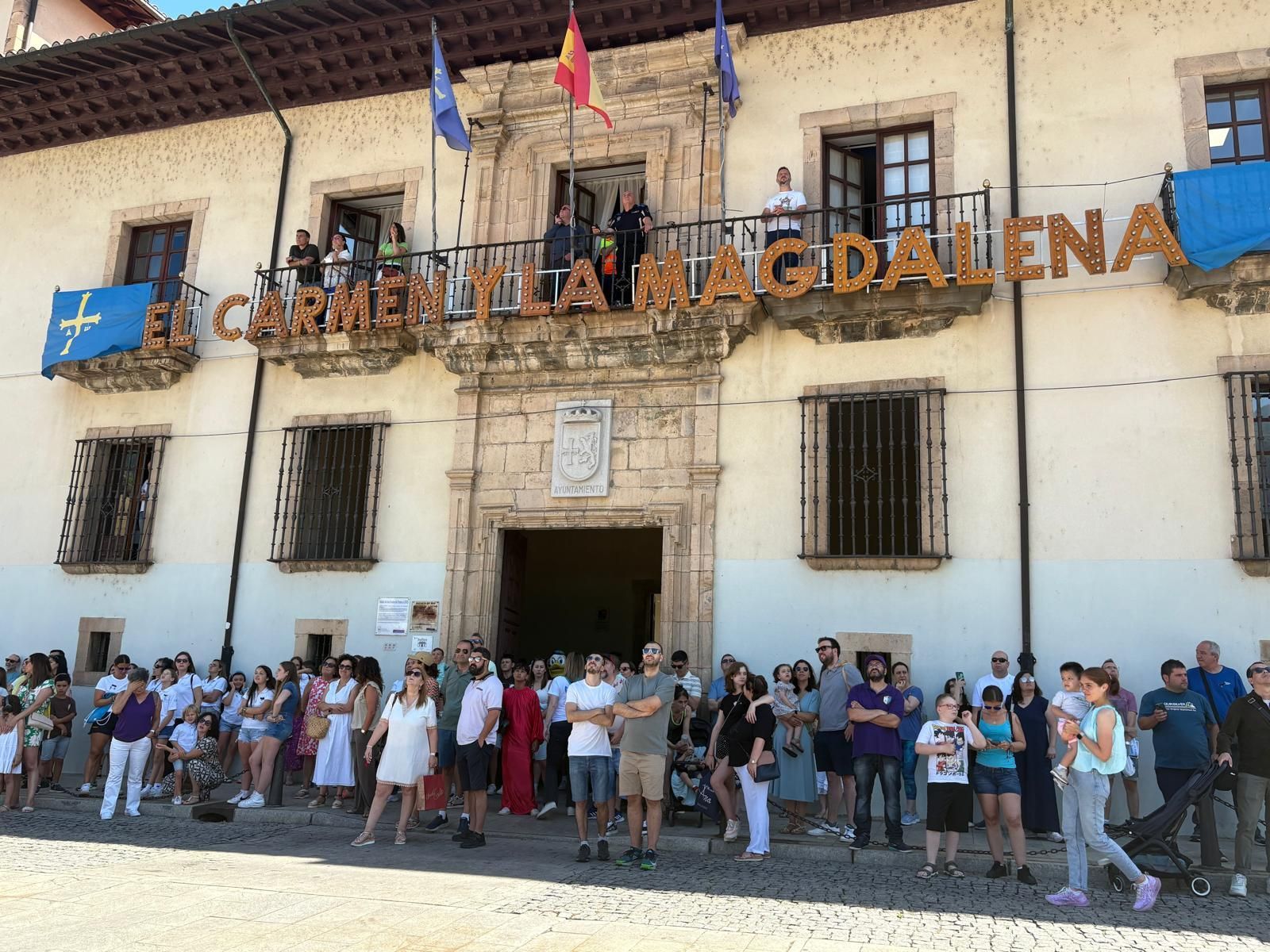 Los gigantes y cabezudos llenan de color y música Cangas del Narcea