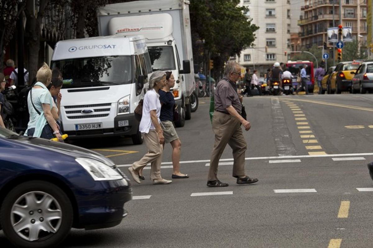 Pas de vianants a la cruïlla de Travessera de Gràcia amb Via Augusta, a Barcelona.