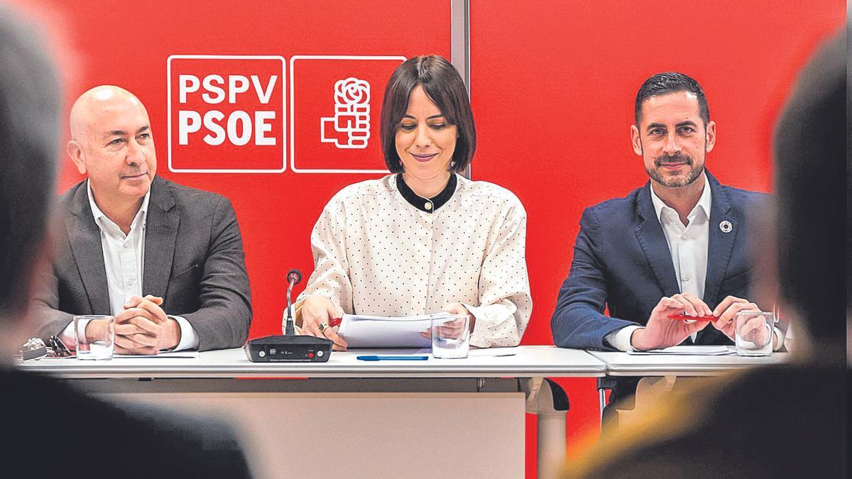 Diana Morant, entre los secretarios provinciales de Alicante y Valencia, Alejandro Soler y Carlos F. Bielsa