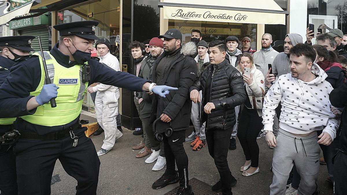 Dublín protestas contra el confinamiento