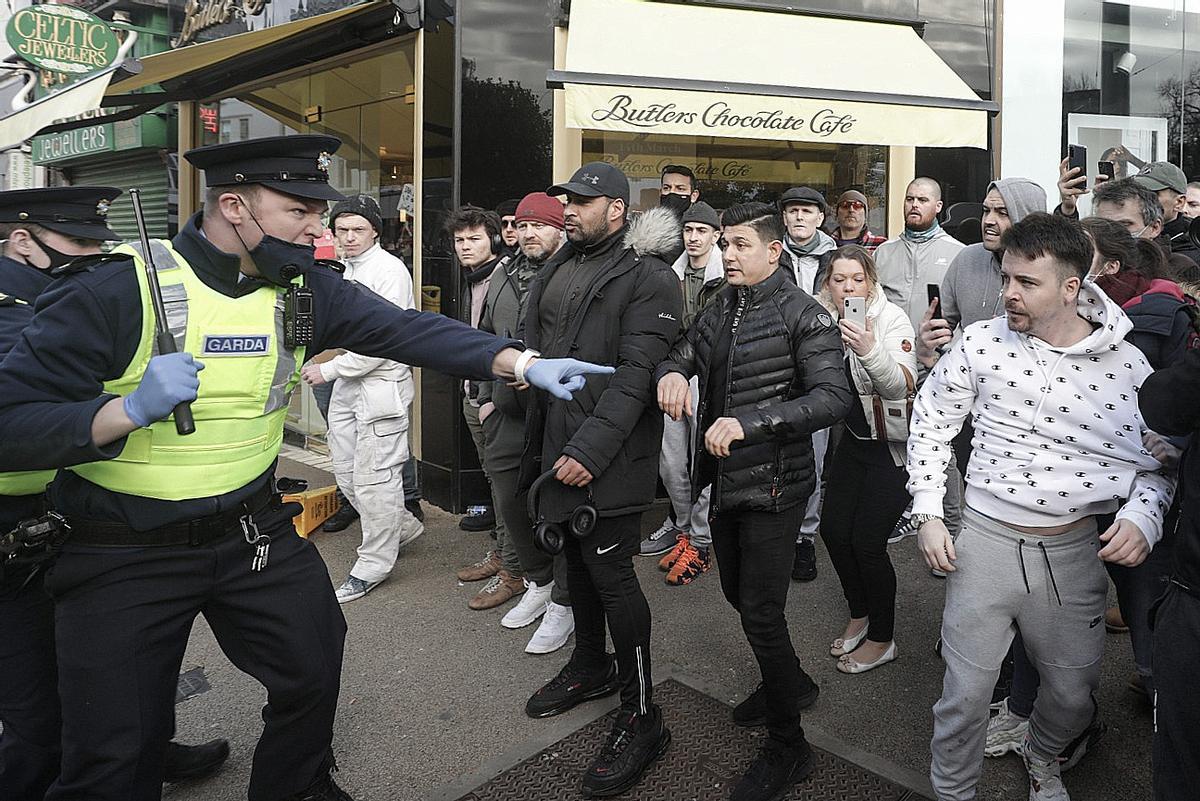 Almenys 20 detinguts en protestes violentes contra el confinament a Dublín