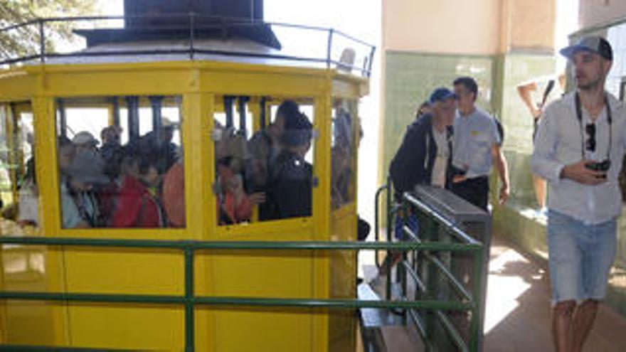 Turistes sortint d&#039;una de les cabines de l&#039;aeri de Montserrat