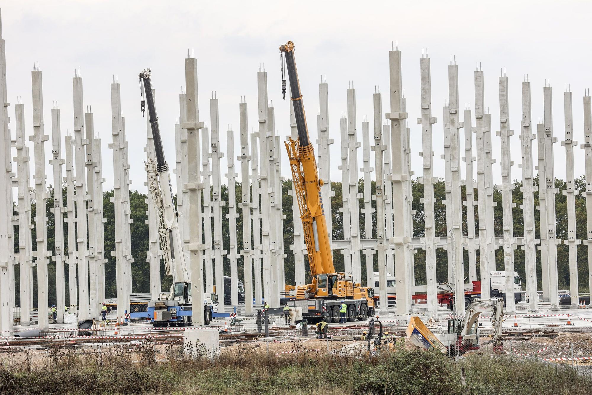 Amazon, una obra de altura en Bobes: grúas y escaleras colosales para montar un gigante