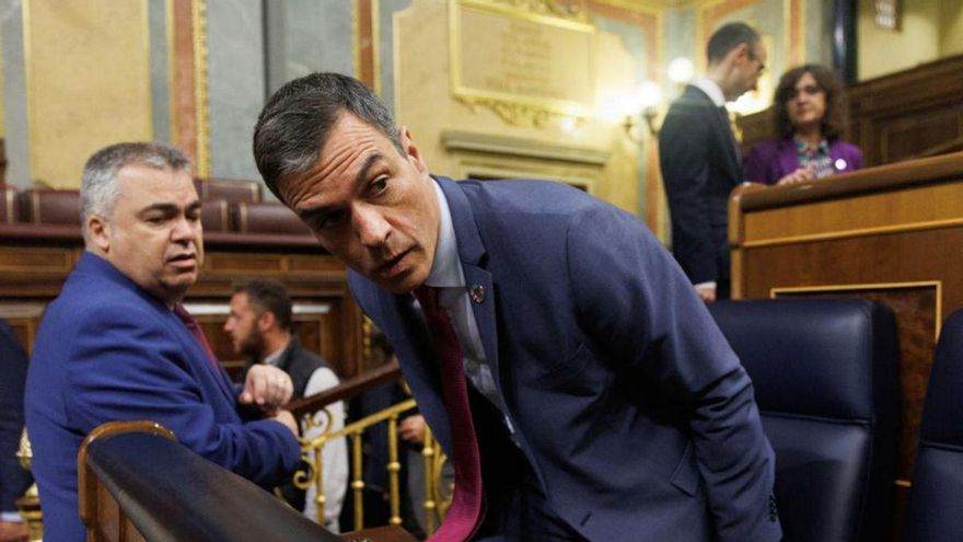 Santos Cerdán y Pedro Sánchez, en el Congreso, en abril de 2023. | EP