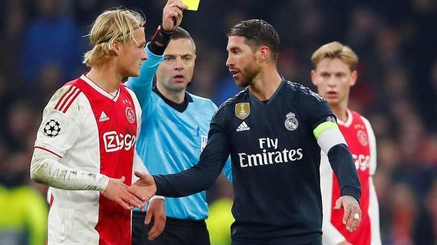 El árbitro amonesta a Ramos tras la entrada a Dolberg. // Reuters