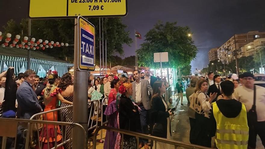 Una escena que se repite en la Feria de Sevilla: largas esperas y muchas quejas en las paradas de taxi durante la madrugada