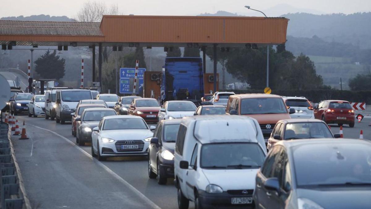 Cues a la sortida de l’autopista, al terme municipal de Salt.