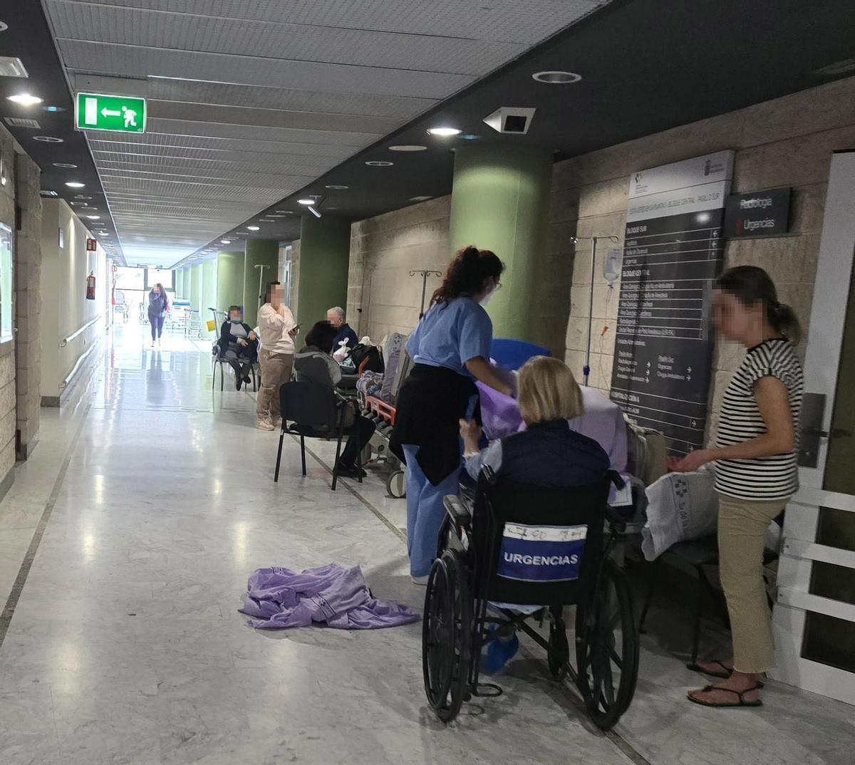 Pacientes en un pasillo de Urgencias del Hospital Doctor Negrín, en una imagen de archivo.