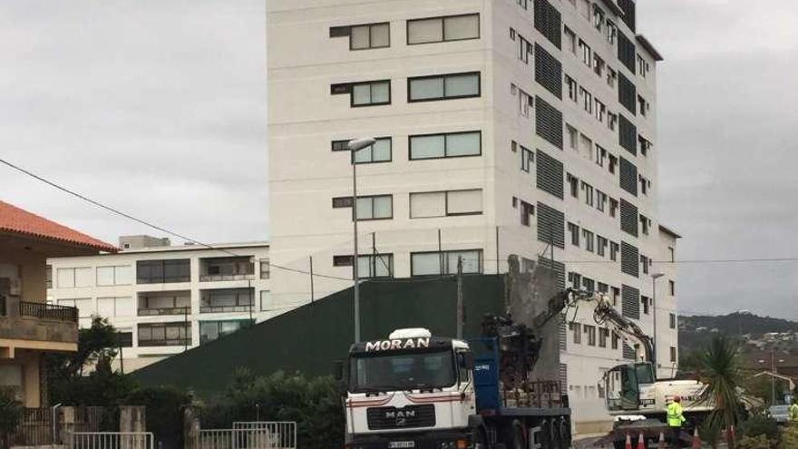 La maquinaria se dispone a demoler el frontón, en pleno bulevar.