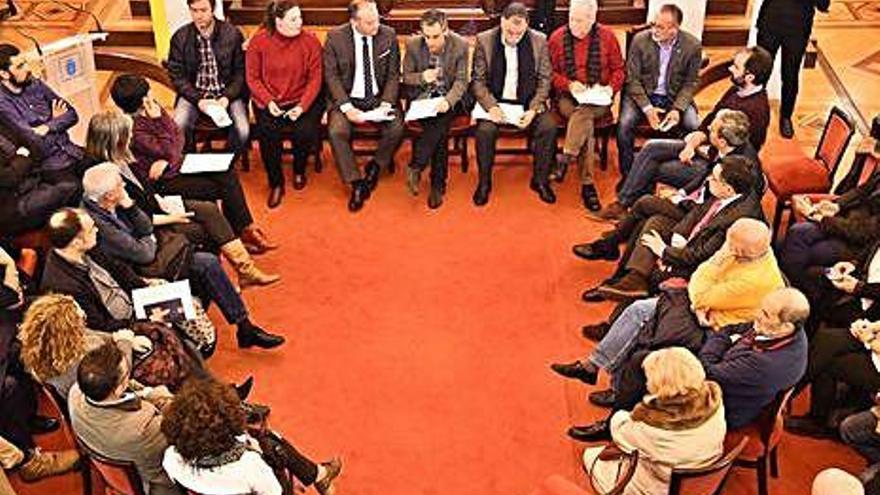 Reunión del alcalde de A Coruña, Xulio Ferreiro, con regidores del área metropolitana.