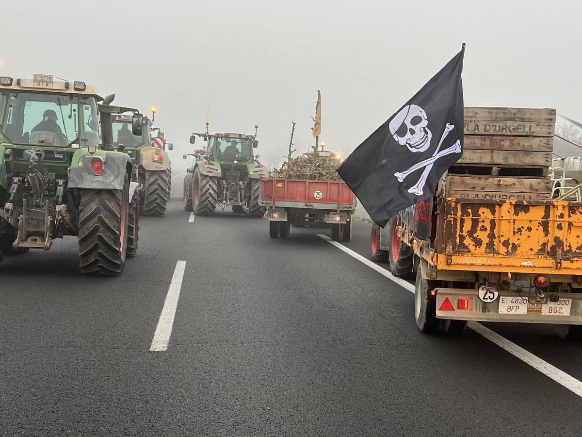 Corte de carreteras por parte de payeses y tractores en la A-2, a la altura de Fondarella