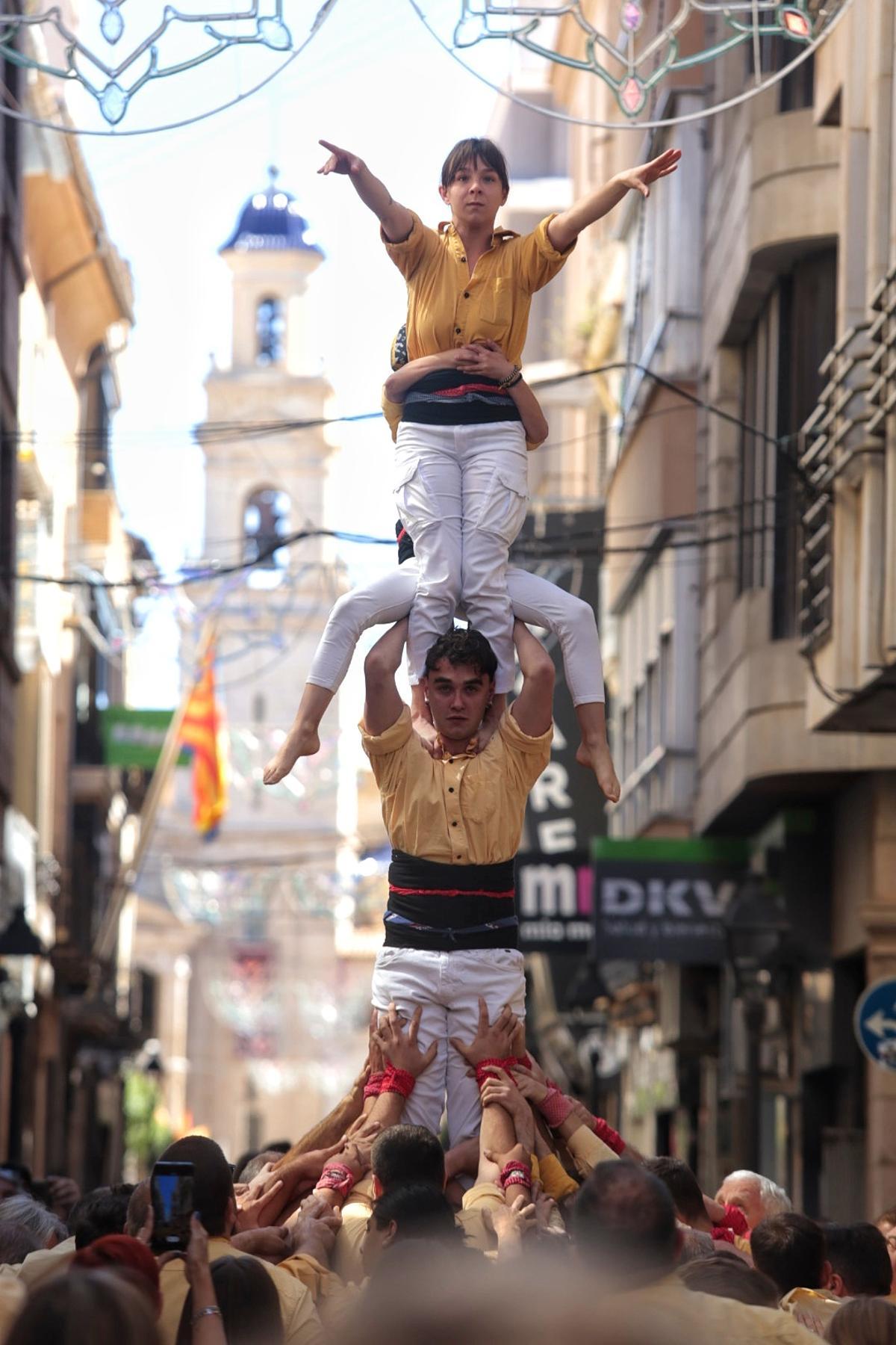 Els 'castells' dels Bordegassos de Vilanova i la Geltrú toman las calles de Vila-real