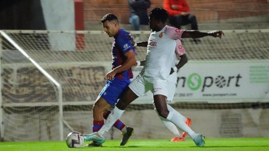 Kadewere, autor del primer gol, disputa el balón con un jugador del Poblense.