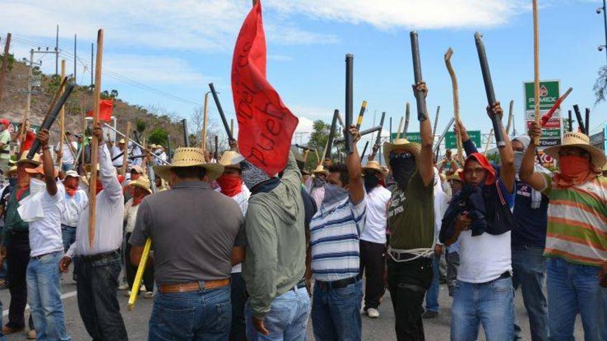 Los maestros desalojan la autopista tras acordar un diálogo con los legisladores