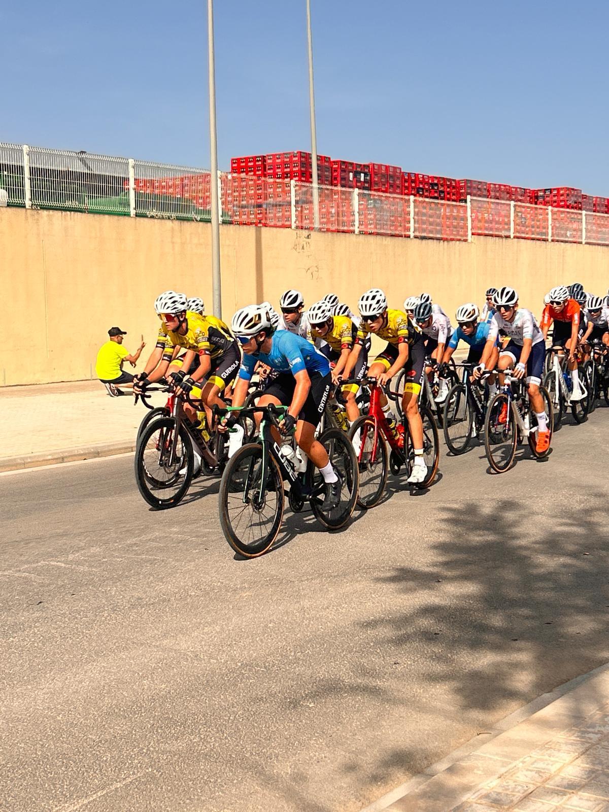 Un grupo de ciclistas en el Trofeo San Onofre de Quart de Poblet.