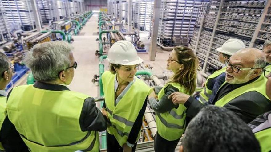 La ministra Isabel García Tejerina visitó ayer las instalaciones de la planta desalinizadora de Torrevieja que garantiza ahora el abastecimiento urbano en parte de la provincia.