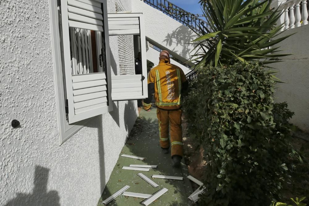 La deflagración ha causado daños en un piso situado en la planta baja de la urbanización Lomas Playa de Torrevieja