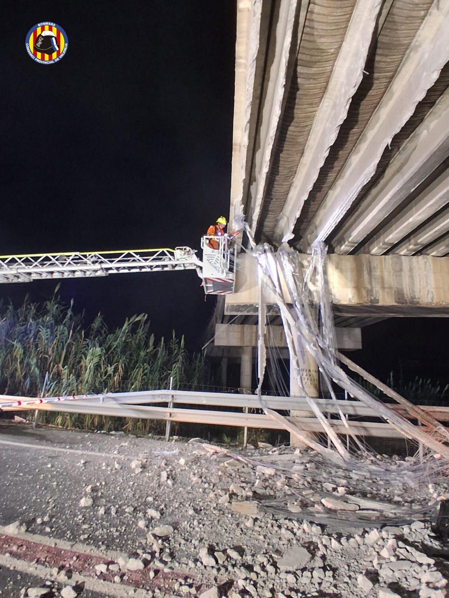 Accidente del camión grúa que ha cortado la carretera en Gandia