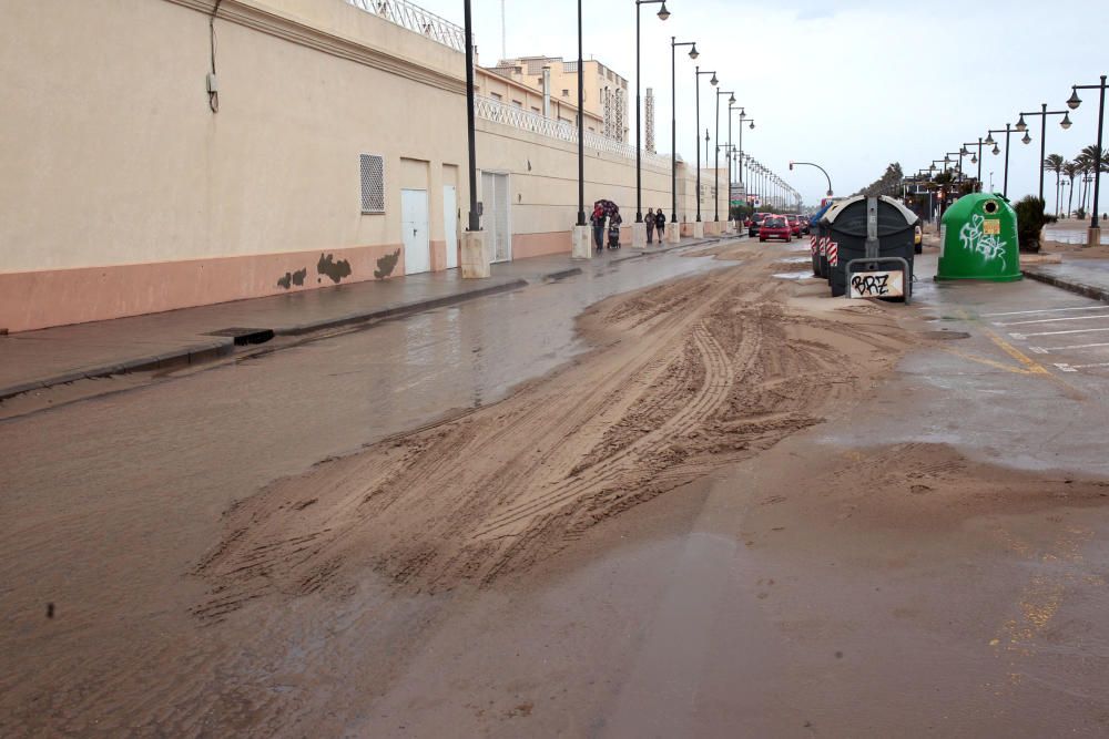 El temporal ''entierra'' en arena el paseo marítimo de València