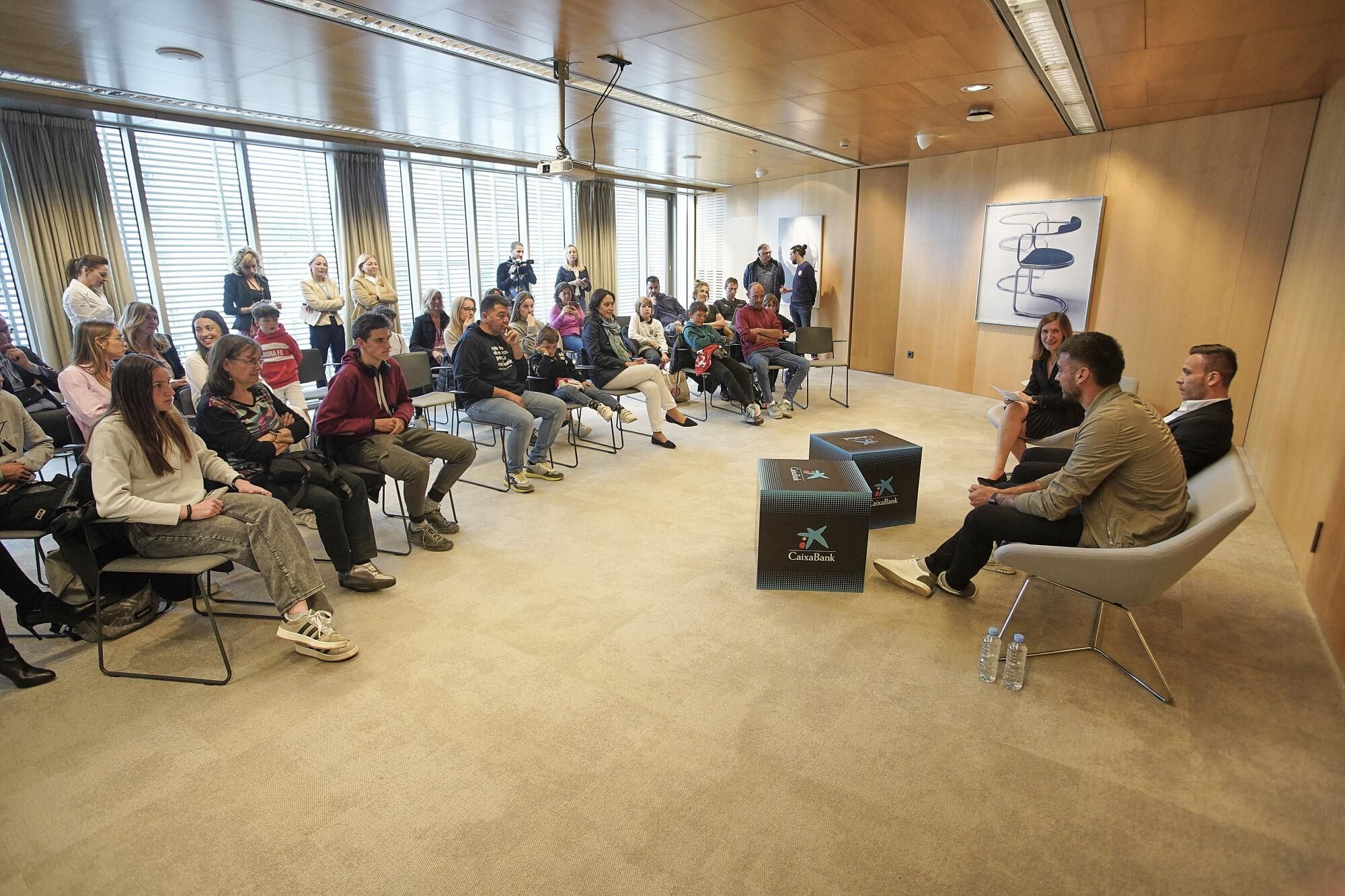 Girona seu Caixabank carrer de la Creu trobada Arthur Melo i Gazzaniga amb aficionats Meet and Green