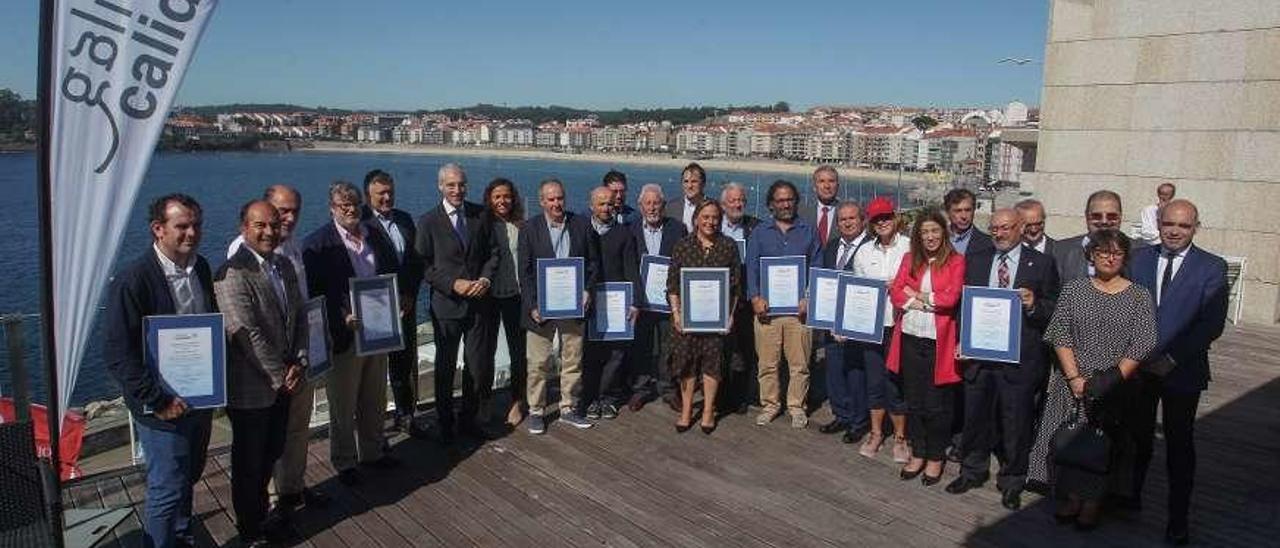 El Náutico Rodeira, con &quot;Q&quot; de calidad. El Club Náutico de Roderia, en Cangas recibió ayer de manos del conselleiro de Economía e Emprego, Francisco Conde, la &quot;Q&quot; de calidad. El acto tuvo lugar ayer en Sanxenxo. Galicia lidera el número de náuticos con &quot;Q&quot; de Calidad Turística de España, con seis de cada diez certificadas.