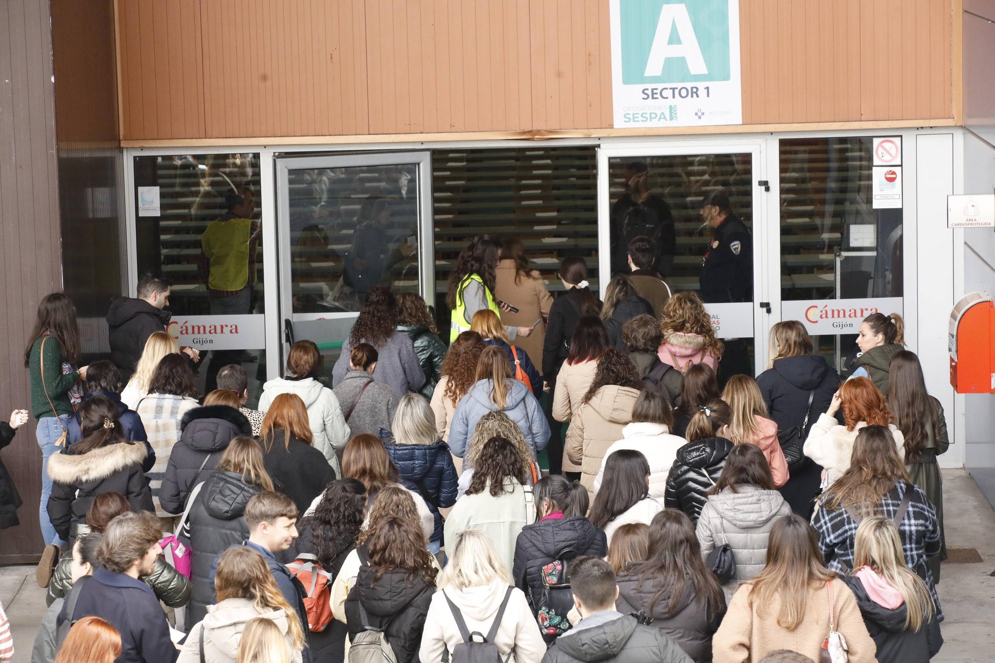 Miles de personas participan en la macrooposición de la sanidad pública asturiana.