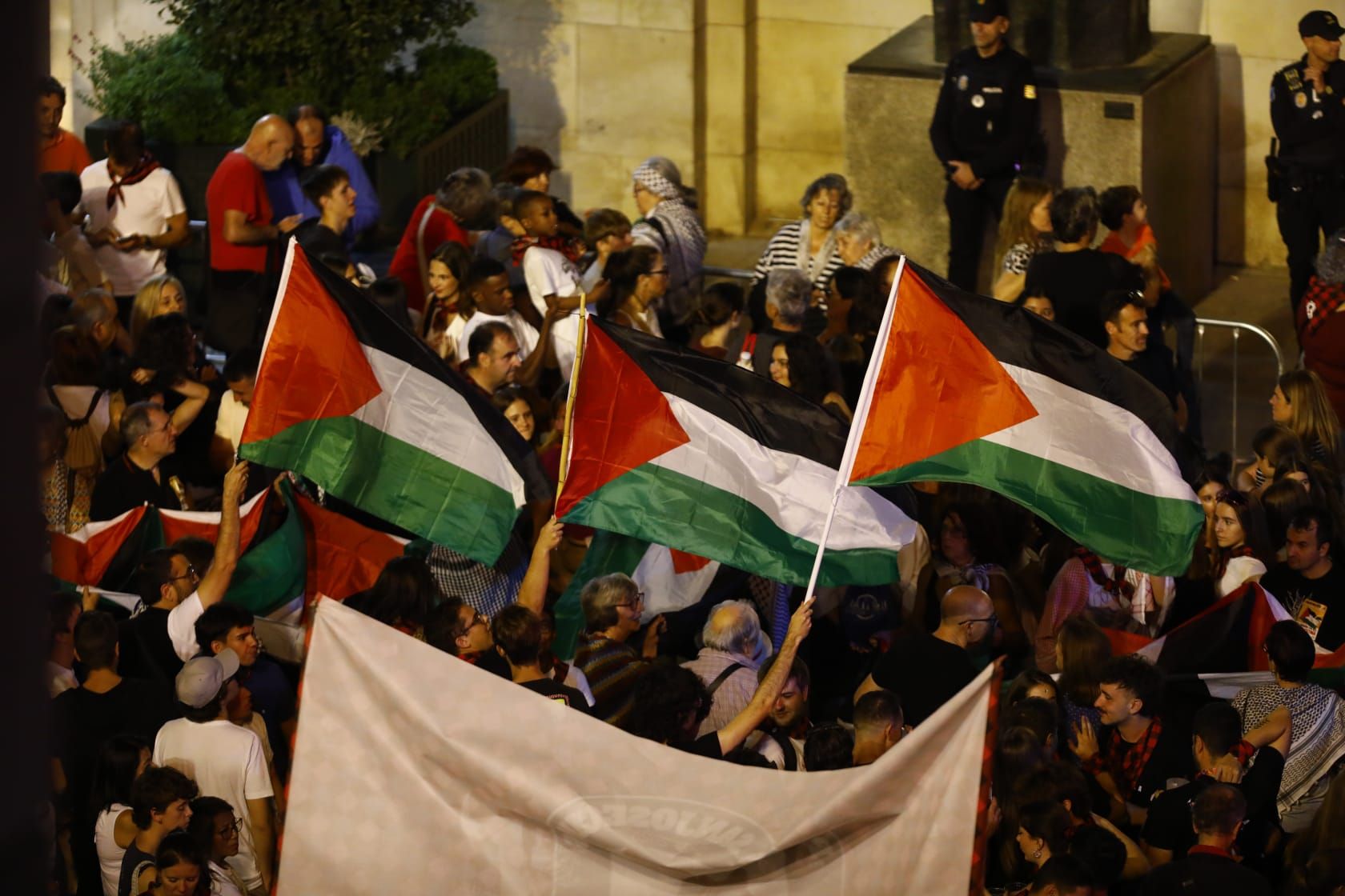 En imágenes | Primer día de las Fiestas del Pilar con las peñas y el pregón